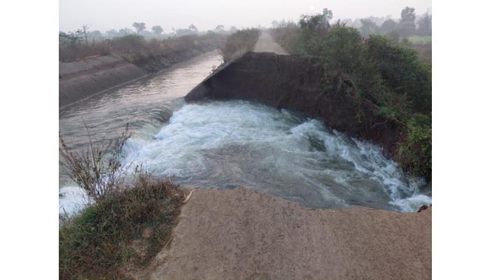 वासोळे गावात कण्हेर धरणाचा कालवा फुटून लाखो लिटर पाणी वाया; शेतीचे मोठे नुकसान