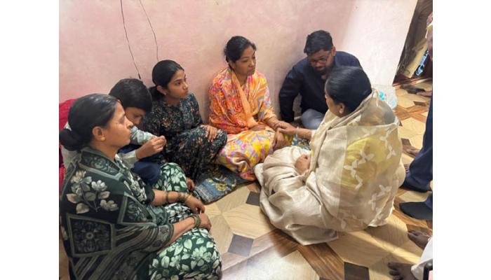 उपमुख्यमंत्री सुनेत्रा पवार यांचा स्व. विदीप जाधव यांच्या पत्नी व मुलांच्या डोक्यावर मायेचा हात; तरडगाव येथील निवासस्थानी भेट