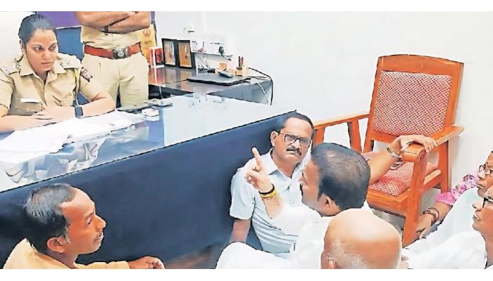 कोरेगाव पोलीस ठाण्यात आ. शशिकांत शिंदेंचे ठिय्या आंदोलन; चौकशीच्या आश्वासनानंतर माघार