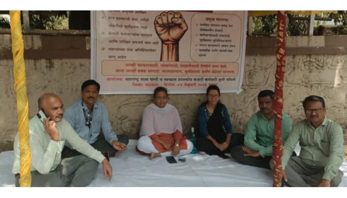 सातारा जिल्हा परिषदेच्या गेटवरच कंत्राटी कर्मचाऱ्यांचा ठिय्या; मानधन प्रलंबित राहिल्याने आंदोलनास सुरुवात