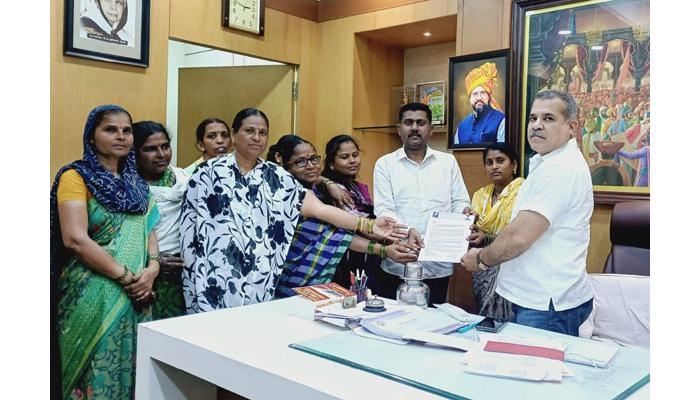 सातारा पालिकेच्या कंत्राटी कामगारांच्या चुलबंद आंदोलनाची नगराध्यक्षांकडून दखल; थकीत देणे तात्काळ देण्याचे नगरपालिका प्रशासनाला निर्देश
