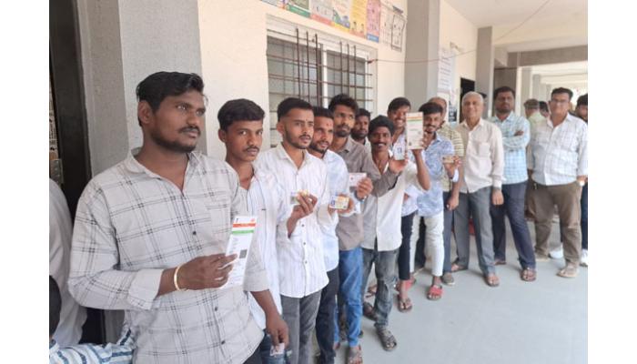 जिल्हा परिषद, पंचायत समितीसाठी मोठ्या उत्साहात मतदान; किरकोळ वादावादीचे प्रसंग वगळता मतदान शांततेत