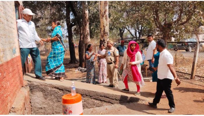 सातारा तालुक्यामध्ये 371 मतदान केंद्रावर साधारण 60 टक्के मतदान; कृष्णानगर येथे मतदान केंद्रांवर दोन गटात धक्काबुक्की : पोलिसांचा कडक बंदोबस्त