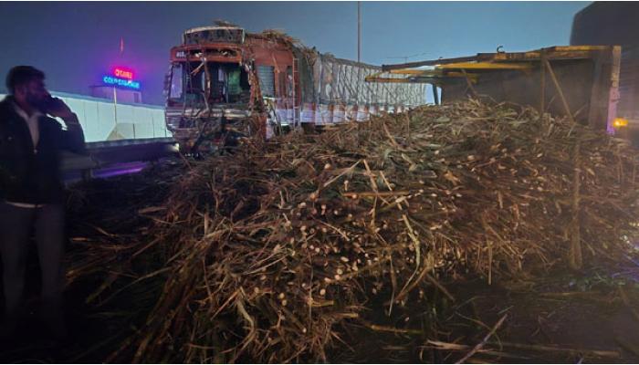हॉटेल फर्नजवळ उसाच्या ट्रॉलीला ट्रकची धडक; दोन जण जखमी
