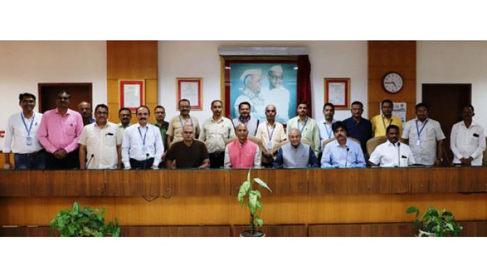 आंध्रप्रदेशचे पोलिस महासंचालक प्रताप रेड्डी यांची जिल्हा बँकेस सदिच्छा भेट; शेतक-यांच्या प्रगतीचे शेतीपूरक व फळबाग लागवडीचे मॉडेलची पहाणी