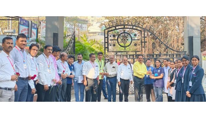 बारावीची परीक्षा उत्साहात सुरू; यशवंतराव चव्हाण इन्स्टिट्यूटमध्ये विद्यार्थ्यांचे गुलाबपुष्प देऊन स्वागत