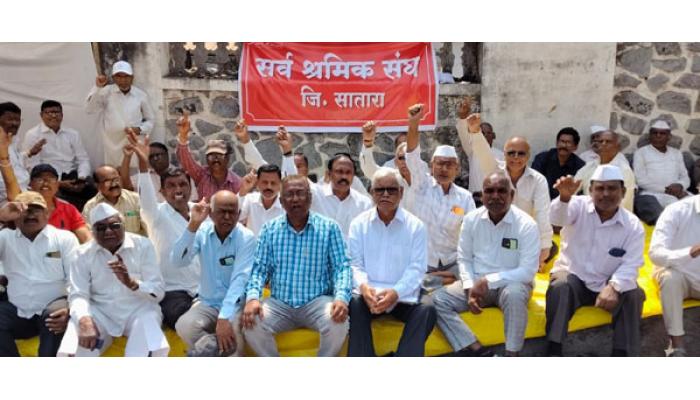 ईपीएस पेन्शनधारकांचे जिल्हाधिकारी कार्यालयासमोर धरणे आंदोलन; किमान ९००० पेन्शन देण्याची एकमुखी मागणी