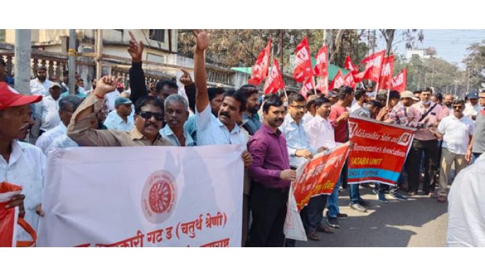 कर्मचारी संघटनांची साताऱ्यात घोषणाबाजी; समन्वय समितीचे प्रशासनाला निवेदन, कामगार व शेतकरी कायद्याचा निषेध