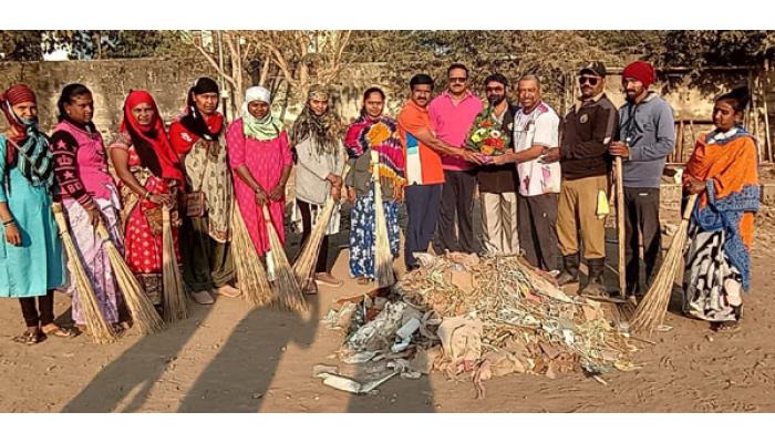 जिल्हा परिषदेच्या मैदानात नागरिकांची स्वयंस्फूर्तीने विशेष स्वच्छता मोहीम; धनंजय जांभळे, धनंजय कदम, राहुल साबळे, रवी पवार यांचा पुढाकार