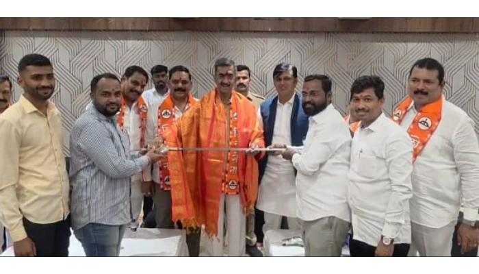 जिल्हयाच्या हितासाठी सर्वपक्ष मिळून सर्वसमावेशक निर्णय घेणे गरजे - पालकमंत्री भूराज देसाई; : सातारा शहर संघटनेच्यावतीने तलवार भेट