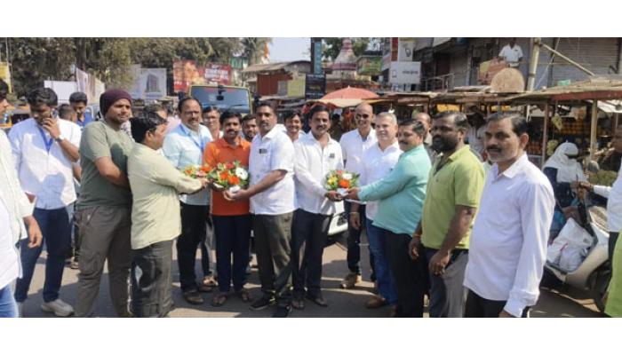नगराध्यक्ष अमोल मोहिते यांच्याकडून राजवाडा मंडईची पाहणी; पायाभूत सुविधा देण्याचे बांधकाम विभागाला निर्देश ; सीसीटीव्ही बसवण्यासंदर्भात चर्चा