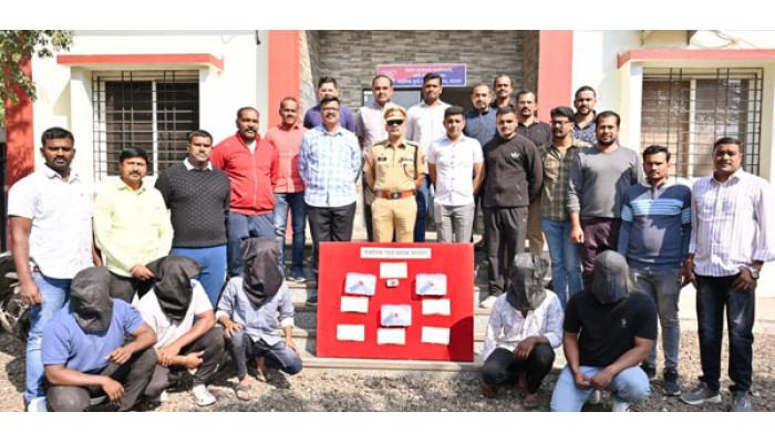 अवैध अग्निशस्त्र विक्रीसाठी आलेल्या पाच जणांना अटक; ३ देशी पिस्टल, ५ जिवंत काडतुसे जप्त; १२.६७ लाखांचा मुद्देमाल हस्तगत