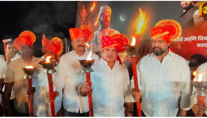 शेकडो मशालींनी उजळला अजिंक्यतारा; ढोल-ताशे, हलगीचा नाद शिवजयंतीच्या पूर्वसंध्येला अवतरला शिवकाल, शिवजयंतीसाठी सातारा सज्ज
