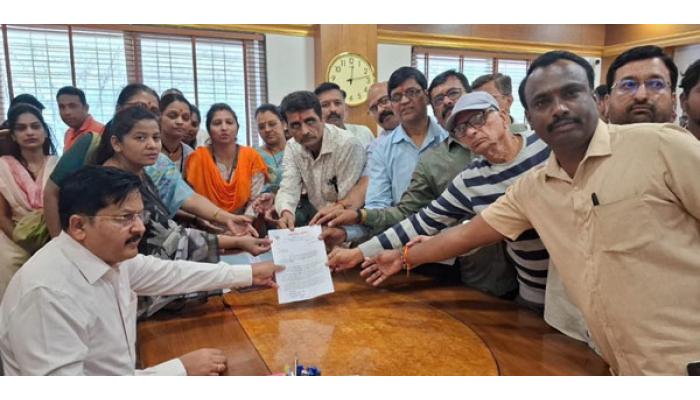 साताऱ्यात हिंदुत्ववादी संघटना आक्रमक; हर्षवर्धन सपकाळ यांच्या वक्तव्याचा जिल्हाधिकारी कार्यालयासमोर तीव्र निषेध