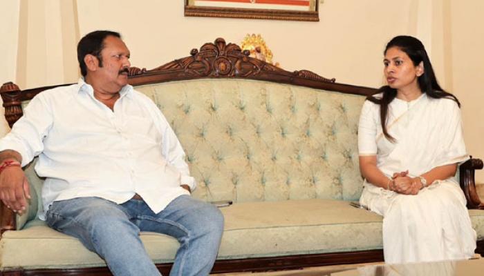 साताऱ्यामध्ये इन डोअर बास्केटबॉल, धनुर्विद्या खेळासाठी आंतरराष्ट्रीय दर्जाच्या सुविधा द्याव्यात - खा. उदयनराजे भोसले यांची केंद्रीय क्रीडा राज्यमंत्री रक्षा खडसे यांच्याकडे मागणी, जलमंदिरला सदिच्छा भेट