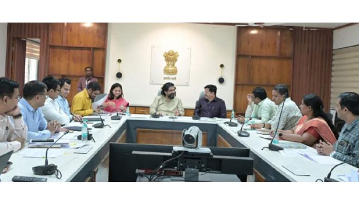 वाहतूक कोंडी टाळण्यासाठी बसस्थानकाचे आऊट गेट पुढे काढा - ना. शिवेंद्रसिंहराजे; जिल्हाधिकाऱ्यांच्या बैठकीत एस टी महामंडळाच्या अधिकाऱ्यांना कानपिचक्या