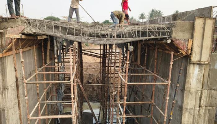 फलटण तालुक्यातील सोमंथळीतील करंज ओढ्यावरील नव्या पुलाचा स्लॅप कोसळला; ठेकेदाराच्या निकृष्ट कामावर नागरिकांचा संताप