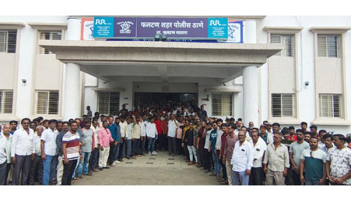 फलटणमध्ये फळकूटदादांकडून दोघा भावांना जबर मारहाण; दोघांची मृत्यूशी झुंज, घटनेच्या निषेधार्थ व्यापारी व सर्वपक्षीयांचा पोलीस ठाण्यावर मोर्चा