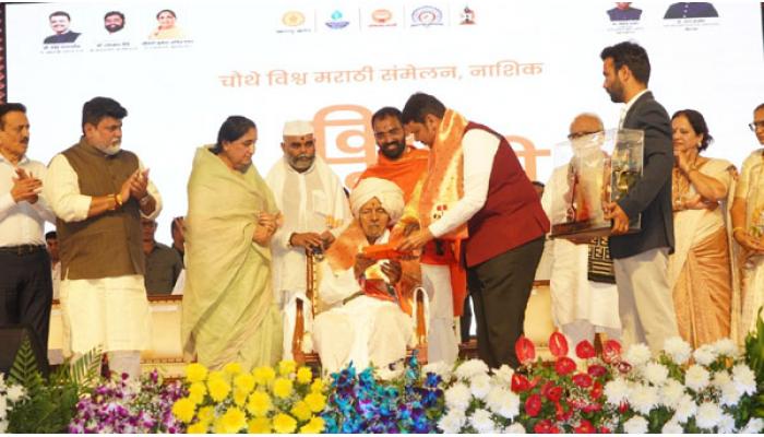 ज्येष्ठ साहित्यिक आणि तरुणाईच्या प्रयत्नाने मराठी भाषेचे वैभव कायम राहील-मुख्यमंत्री देवेंद्र फडणवीस; डॉ. भालचंद्र नेमाडे यांचा साहित्यभूषण पुरस्कार, तर मारुतीबाबा कुरेकर यांचा विशेष पुरस्काराने गौरव