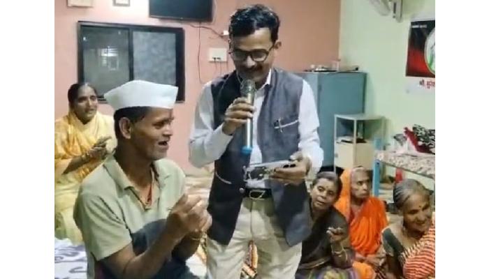 गीत गायनाने समता वृद्धाश्रमातील ज्येष्ठांच्या चेहऱ्यावर फुलले हास्य ! रमिजा सय्यद, विलास जावळे, शेखर कांबळे, यशेंद्र क्षीरसागर यांनी सादर केली गाणी