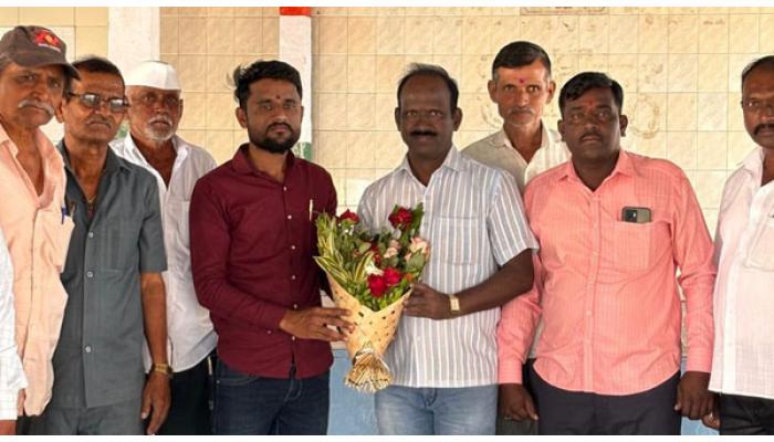 एकंबेच्या दत्तात्रय चव्हाण यांची मुंबई लोक आयुक्त कार्यालयात सहाय्यक प्रबंधकपदी पदोन्नती; एकंबे ग्रामस्थांनी केला सत्कार