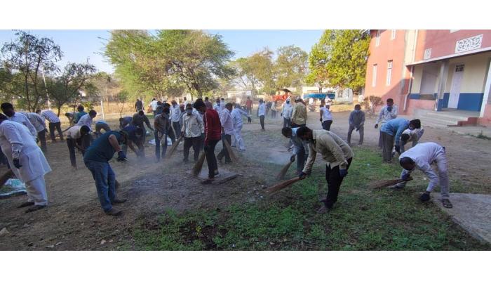 डॉ.श्री.नानासाहेब धर्माधिकारी प्रतिष्ठाण यांच्या जयंतीनिमित्त फलटणमध्ये स्वच्छता अभियान; सर्व शासकीय कार्यालयांचा परिसर स्वच्छ