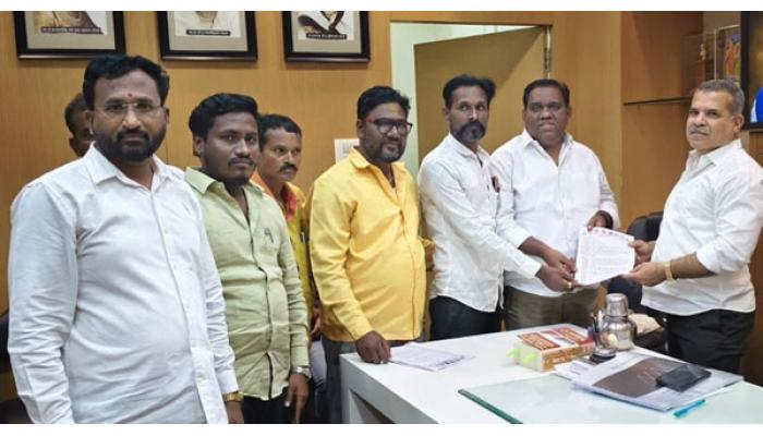 आकाशवाणी माजगावकर माळ झोपडपट्टीधारकांचे नियमानुसार पुनर्वसन व्हावे - कृती समितीच्यावतीने नगराध्यक्षांना निवेदन