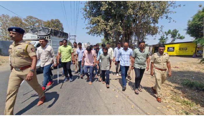 कोयता हल्ला करणाऱ्या उंबरकर गॅंगची अनवाणी वरात; शाहूपुरी पोलिसांची कारवाई, मोळाचा ओढा&ndash;करंजे नाका परिसरात पायी फेरी