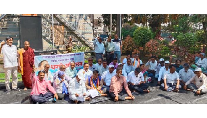 डॉ. बाबासाहेब आंबेडकर स्मारक परिसराच्या समस्या सोडवण्यासाठी आंदोलन; मागण्यांवर चर्चा करून तोडगा काढण्याचे नगराध्यक्ष अमोल मोहिते यांचे आश्वासन