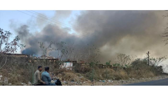 सोनगाव कचरा डेपो पेटला : अज्ञाताने पेटवला वणवा