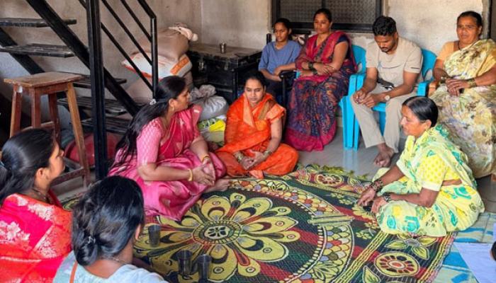 हल्लेखोरांना कडक शिक्षा मिळावी यासाठी प्रयत्न करणार ; संपर्कप्रमुख रेश्मा जगताप यांचे आश्वासन, माजी सैनिकाच्या कुटुबियांचे चितळीत सांत्वन