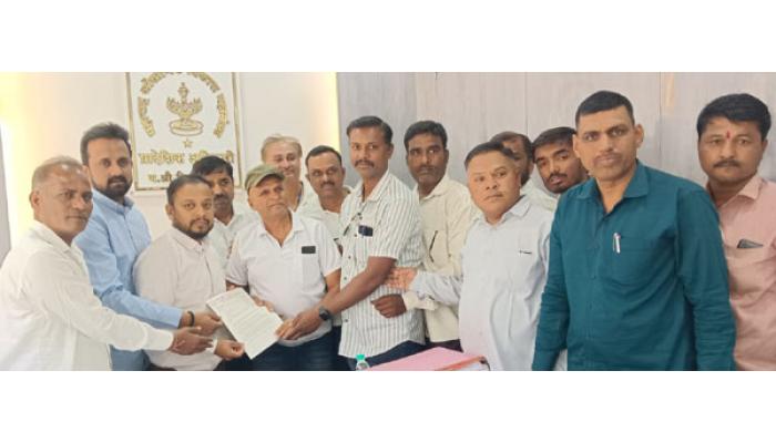 एमआयडीसी मधील ट्रक टर्मिनसला स्व. अभयसिंहराजे यांचे नाव द्यावे - ट्रक चालक-मालक संघटनेचे एमआयडीसी अधिकाऱ्यांना निवेदन