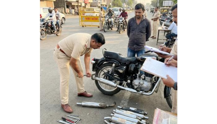 'मोकाट' बुलेटस्वारांना फलटण पोलिसांचा दणका; १० दिवसांत २०७ केसेस, दीड लाखांहून अधिक दंड वसूल