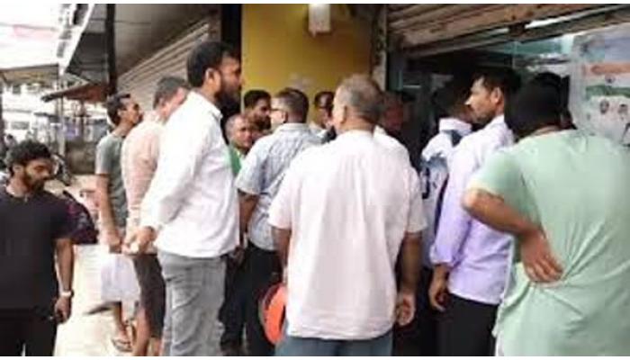 गॅस सिलिंडरची टाकी खरेदी करण्यासाठी ग्राहकांच्या रांगा; बहुतेक ठिकाणी कमी अधिक प्रमाणात अशीच परिस्थिती