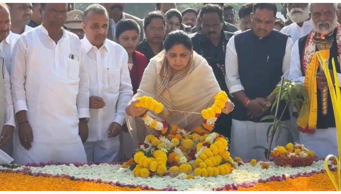 स्व. यशवंतराव चव्हाण जयंतीनिमित्त प्रीतीसंगमावर उपमुख्यमंत्री सुनेत्रा पवार यांचे अभिवादन