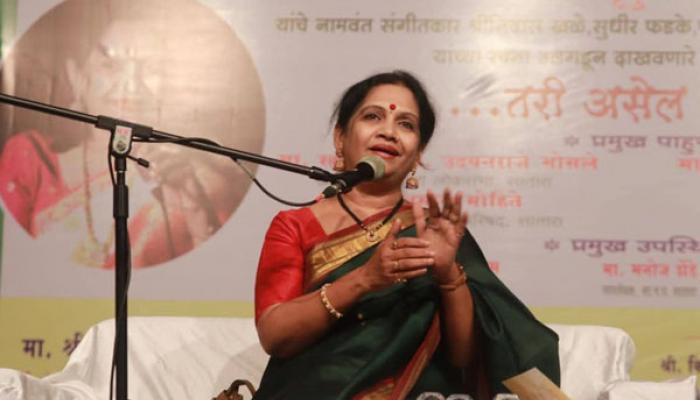 डॉ. मृदुला दाढे यांनी उलगडल्या अजरामर गाण्यांमागच्या सुरेल गोष्टी; 'तरी असेल गीत हे ' कार्यक्रमास सातारकर रसिकांचा उत्स्फूर्त प्रतिसाद