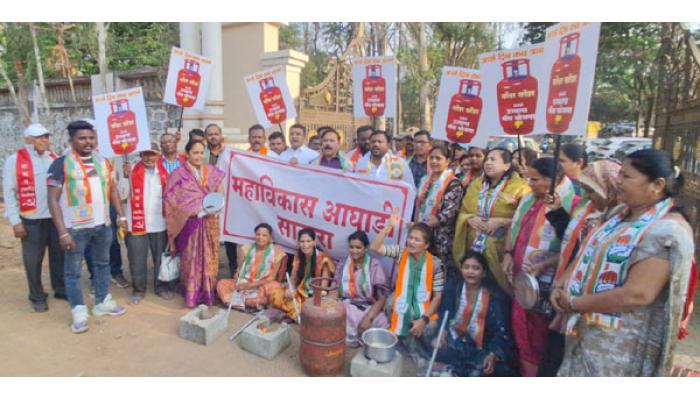 गॅस टंचाईबाबत महाविकास आघाडीचे साताऱ्यात आंदोलन; गॅस पुरवठा नियमित व सुरळीत करण्याची मागणी
