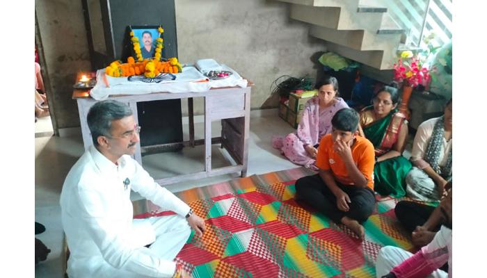 शहीद बाळकृष्ण निकम यांच्या कुटुंबियांचे पालकमंत्री शंभूराज देसाई यांनी केले सांत्वन; शासनाकडून सर्वतोपरी मदतीचे आश्वासन
