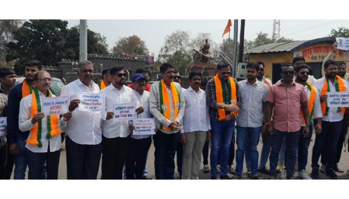 "चाय पार्टी", खासदारांचा साताऱ्यात जाहीर निषेध; भाजप जिल्हा कार्यकारणीचे पोवई नाक्यावर आंदोलन