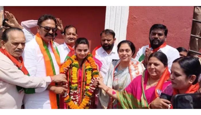 फलटणमध्ये राष्ट्रवादी-भाजपची 'सेटलमेंट' ; भाजपच्या पाठिंब्यावर राष्ट्रवादीच्या शिवांजली भोसले सभापती, शिवसेनेचे अमोल सस्ते उपसभापती