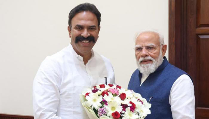 पंतप्रधान नरेंद्र मोदी यांची माजी खासदार रणजितसिंह नाईक निंबाळकर यांनी घेतली भेट