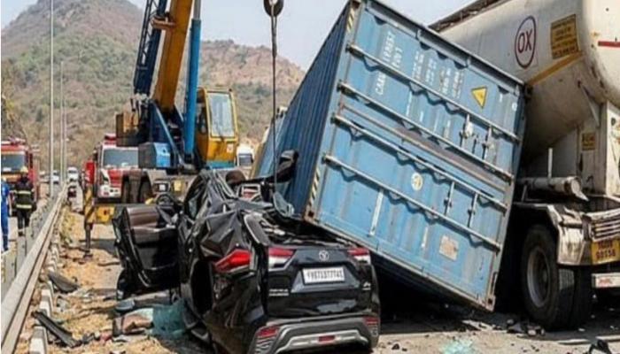 मुंबई-पुणे एक्सप्रेसवेवर भीषण अपघात