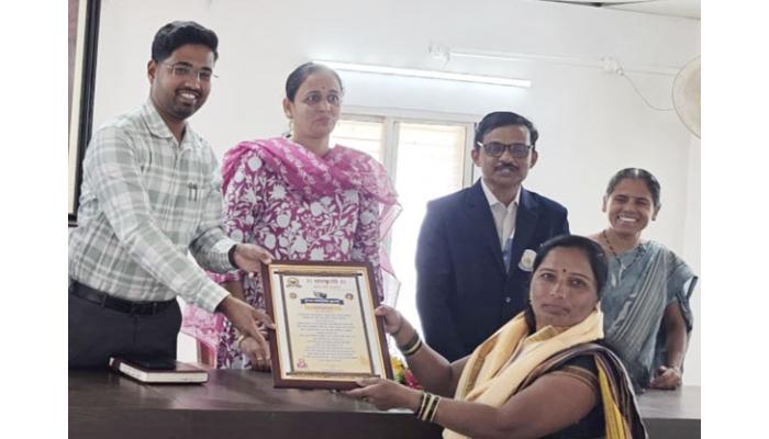 महिलांमधील कलागुणांना वाव मिळणे आवश्यक - गटविकास अधिकारी योगेश कदम, खटाव पंचायत समितीमध्ये 'जिजाऊ-सावित्री पुरस्कार' प्रदान