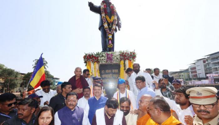 'चवदार तळे' सत्याग्रहातून समतेची मुहूर्तमेढ - मुख्यमंत्री देवेंद्र फडणवीस ; डॉ. बाबासाहेब आंबेडकर यांच्या पूर्णांकृत पुतळ्यावर हेलिकॉप्टरने पुष्पवृष्टी