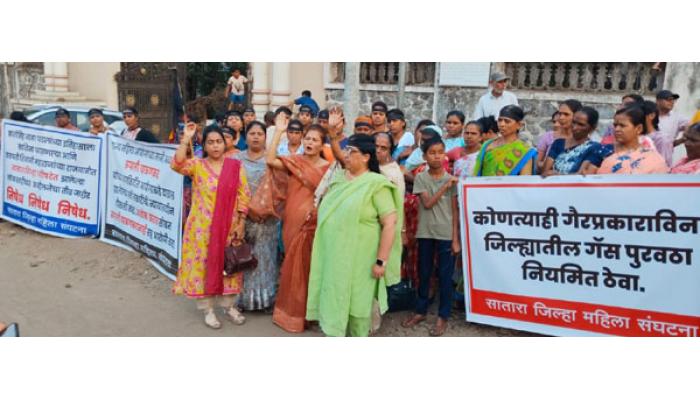 जिल्हा परिषदेत झालेल्या लोकशाहीच्या अवहेलनाविरोधात महिला संघटनांचा हल्लाबोल