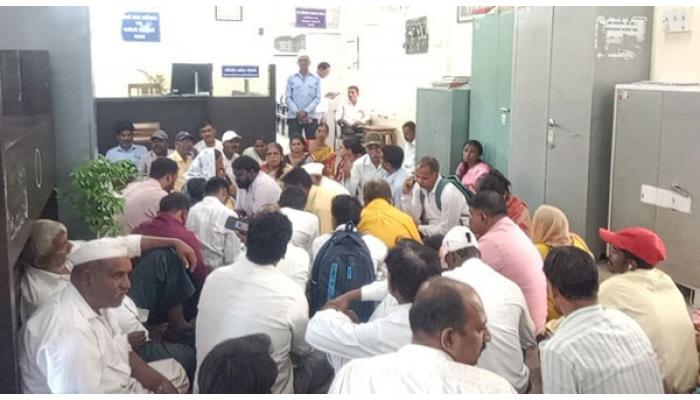 प्रहार दिव्यांग संघटनेचे फलटण तहसील कार्यालयात ठिय्या आंदोलन ; लेखी दिल्याशिवाय जागेवरून उठणार नाही