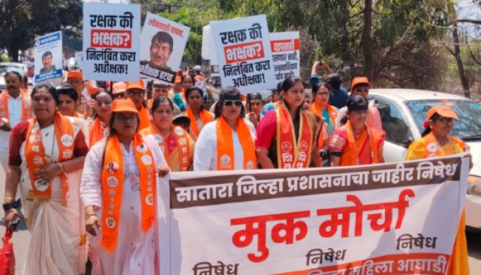 सातारा पोलीस अधीक्षकांना बडतर्फ करण्यासाठी शिवसेनेचा साताऱ्यात मूकमोर्चा; जिल्हा प्रशासनाला निवेदन