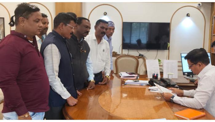 जिल्हा परिषद अध्यक्षपदाची निवड प्रक्रिया पुन्हा घेण्याची मागणी घ्या; प्रिया शिंदे यांची अध्यक्षपदी झालेली निवड रद्द करा - दलित महासंघाचे जिल्हाधिकार्&zwj;यांना निवेदन