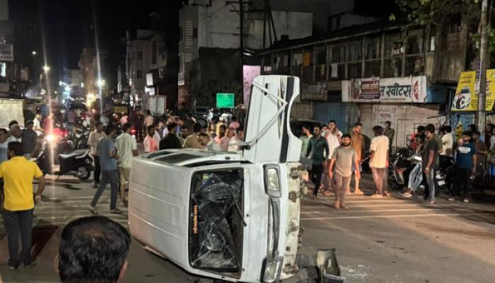 कराडामध्ये भरधाव व्हॅनने दोघांना उडवले; मद्यधुंद चालक पोलिसांच्या ताब्यात; जमावाकडून व्हॅनची तोडफोड