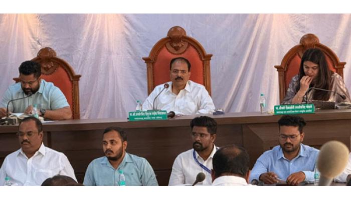 नगरपरिषद इमारती व सभागृहांना महापुरुषांची नावे देण्याचा ठराव बहुमताने मंजूर; फलटण नगरपरिषदेच्या सभेत हद्दवाढी, स्टेडियम उभारणीसह ४६ ठराव मंजूर